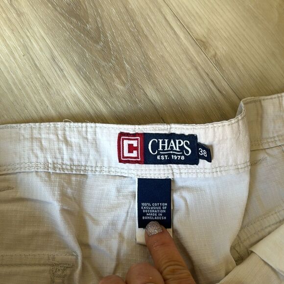 CHAPS Light Colored Cargo Shorts Size 38 - Picture 3 of 3